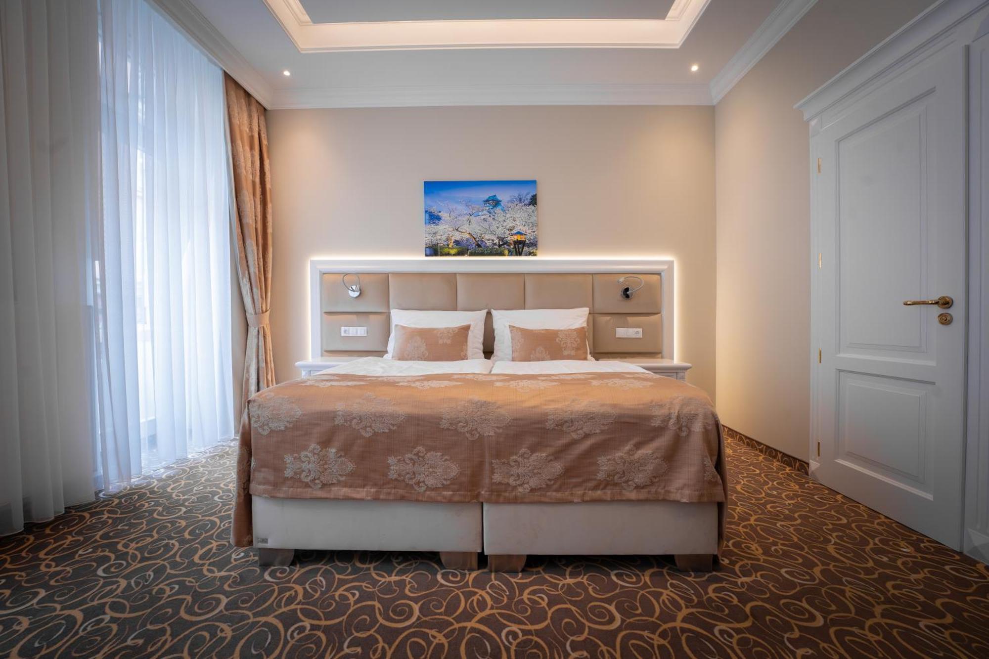 Golden Key Boutique Hotel 卡罗维发利 外观 照片