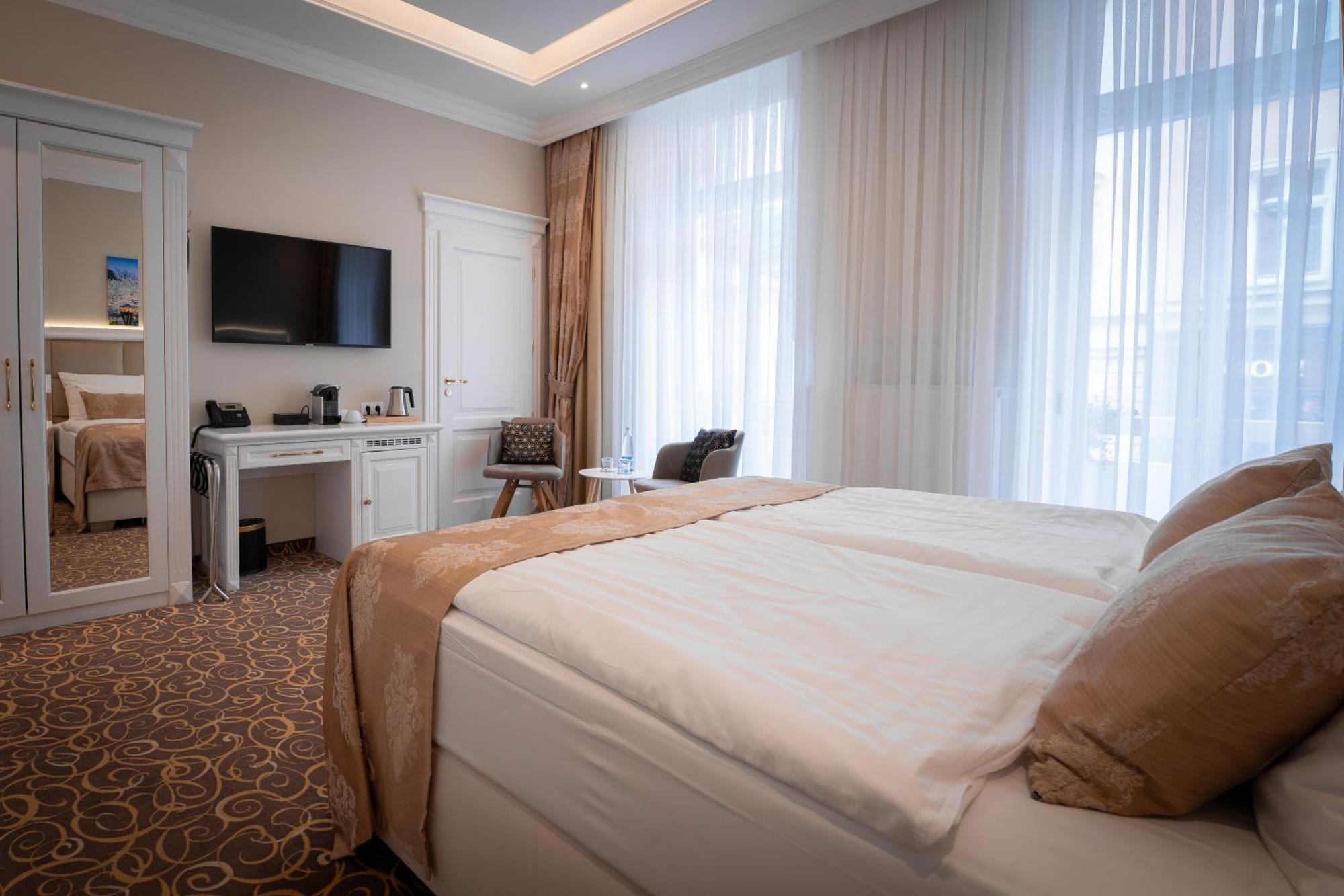 Golden Key Boutique Hotel 卡罗维发利 外观 照片